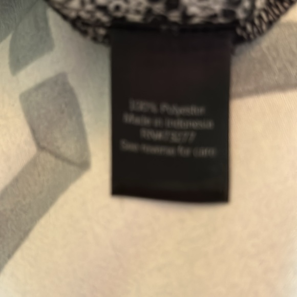 Simply Vera Wang Worn once woman’s 1x sleeveless blouse - Picture 6 of 7